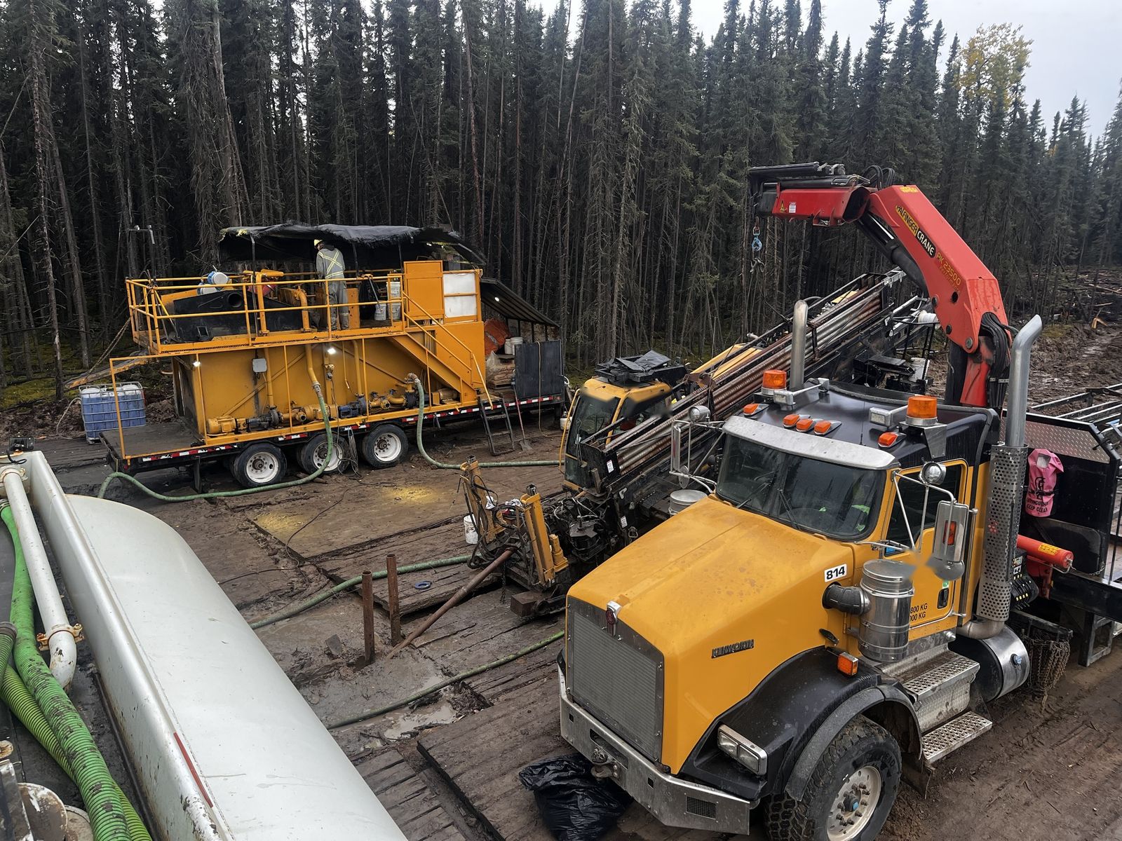 Full spread on mats: rig, mud recycling system and picker truck